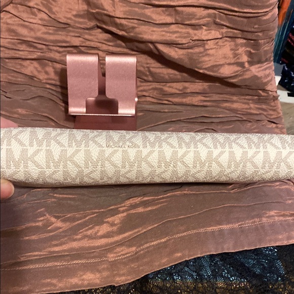 Michael Kors Cream Wristlet Wallet - Picture 11 of 13